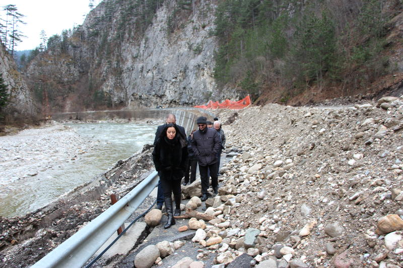 Лиляна Павлова възложи спешно укрепване на главен път Девин – Доспат, отнесен от река Въча