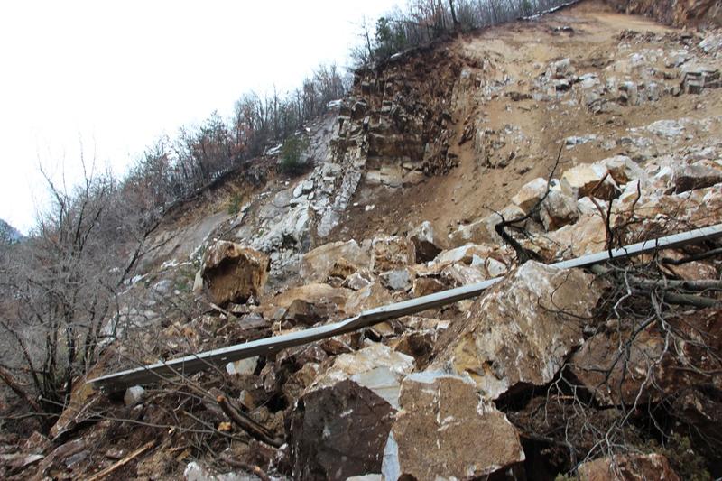  Министър Лиляна Павлова  пое лично координацията по разчистване на огромното свлачище, блокирало пътя Смолян- Асеновград - 9