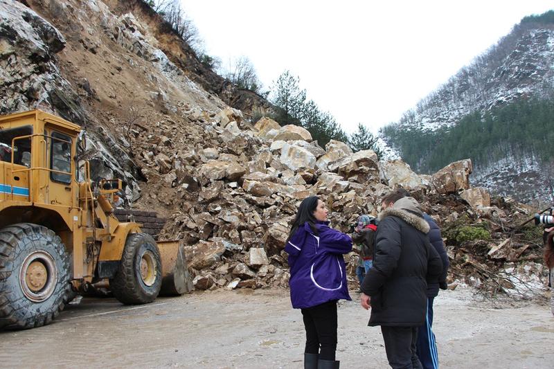  Министър Лиляна Павлова  пое лично координацията по разчистване на огромното свлачище, блокирало пътя Смолян- Асеновград - 17