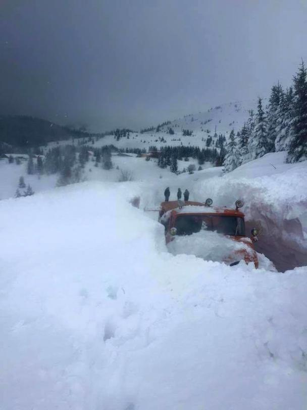 Роторни снегорини пробиват път в Родопите и Рила  (снимки) - 3
