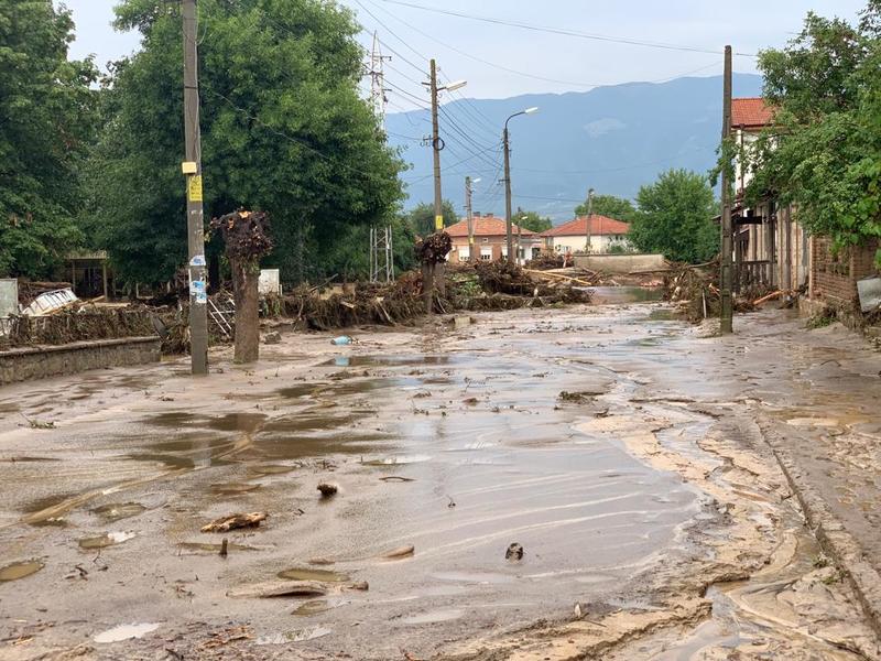 Министър Шишков: Регионалното министерство ще помогне на наводнените населени места в община Карлово - 16