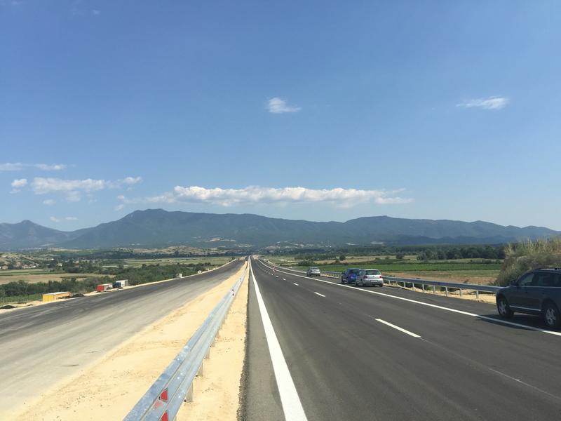  Министър Лиляна Павлова: С пускането трикилометровия участък на АМ „Струма“ се спестяват десетките обходи по пътя към Гърция  - 5