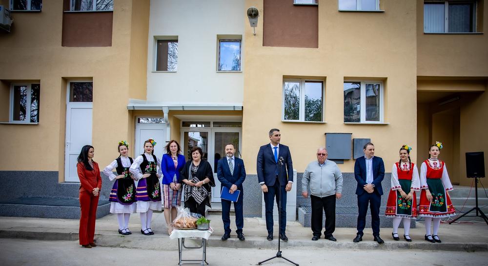 Министър Николай Найденов и кметът на Пазарджик Петър Куленски откриха първия саниран блок по Плана за възстановяване и устойчивост в града