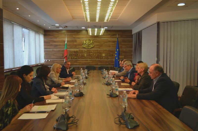 Министър Петя Аврамова обсъди теми от взаимен интерес с президента на КНСБ Пламен Димитров