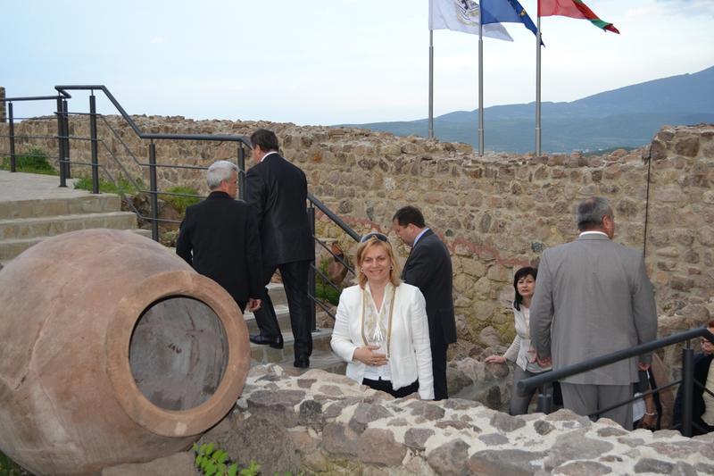 Министър Десислава Терзиева откри реставрираната византийска крепост „Перистера“ в Пещера - 1