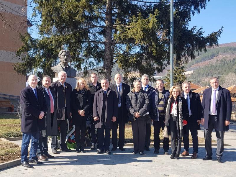 Зам.-министър Валентин Йовев поднесе венец пред паметника на Васил Левски в Цариброд - 1