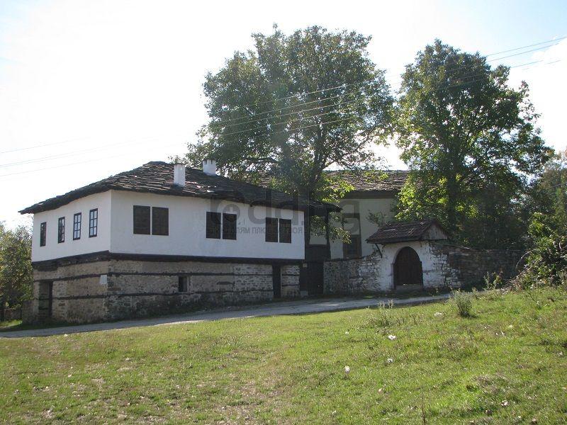 Село Видраре, възстановено старото класно училище