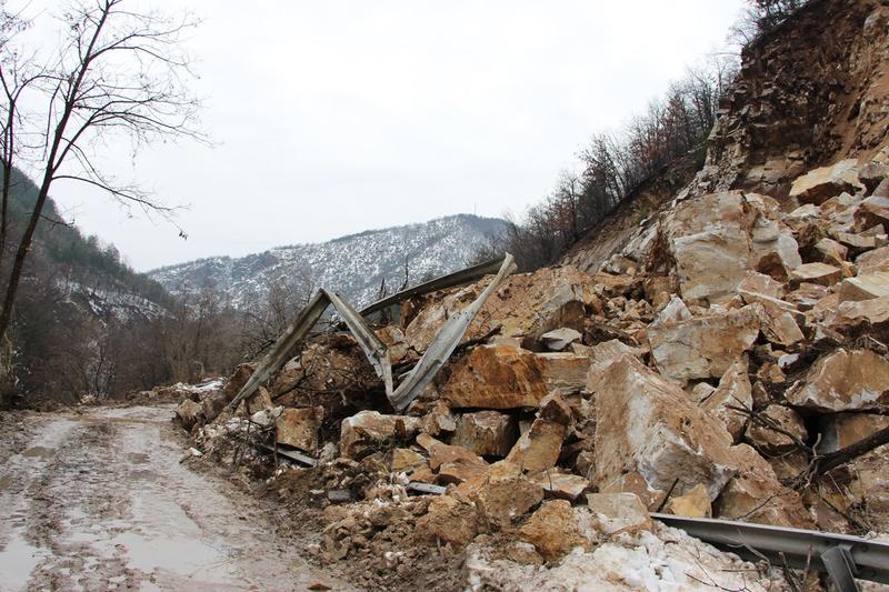  Министър Лиляна Павлова  пое лично координацията по разчистване на огромното свлачище, блокирало пътя Смолян- Асеновград - 6