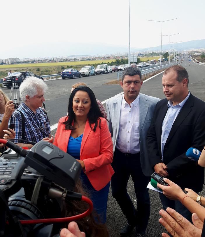 Министър Лиляна Павлова: От днес се пуска за движение двупосочно в едното платно участък 2 от Западната дъга на Софийския околовръстен път - 20