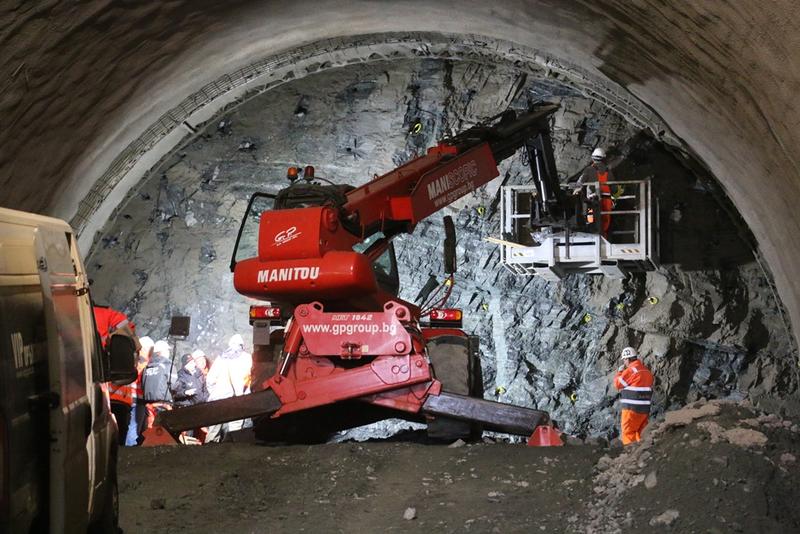 Министър Петя Аврамова и председателят на АПИ Георги Терзийски ще проверят напредъка при изграждането на тунел „Железница“ на АМ „Струма“ (видео) - 8