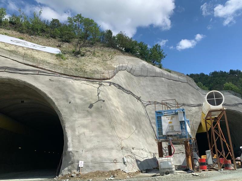 Министър Петя Аврамова инспектира изграждането на най-дългия пътен тунел в България (видео) - 4