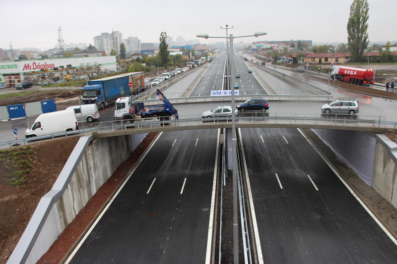 В присъствието на премиера Бойко Борисов  и министрите Лиляна Павлова и Петър Москов бе пуснато движението по Участък 1 от Западната дъга на София и новият пътен възел „Сливница“ - 4