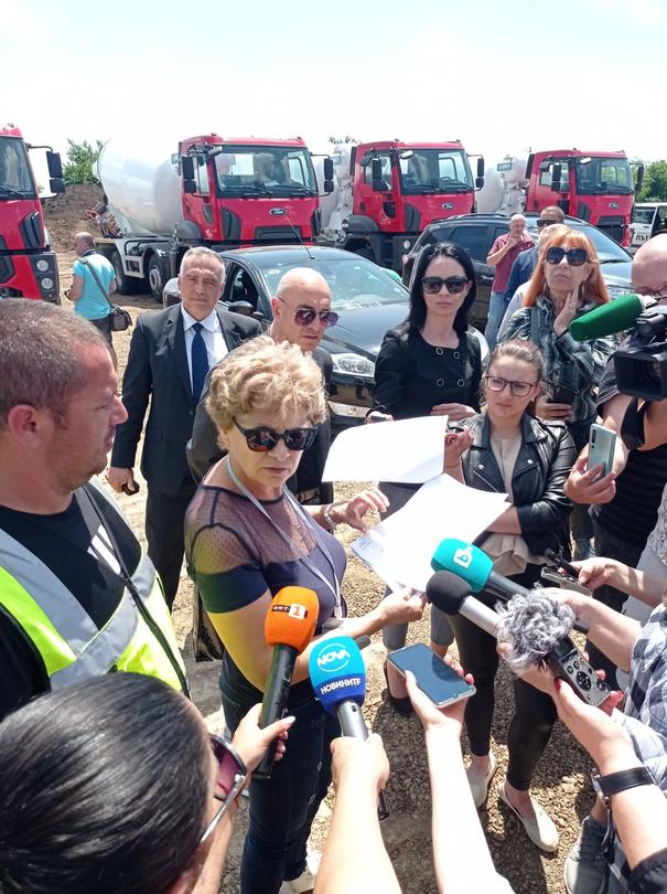 Министър Комитова констатира нарушения по  трасето на участък 6 от АМ „Хемус“