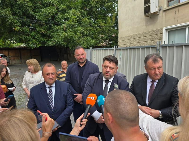 Minister Ivanov and Deputy Prime Minister Zafirov launched the renovation of buildings in Shumen - 3