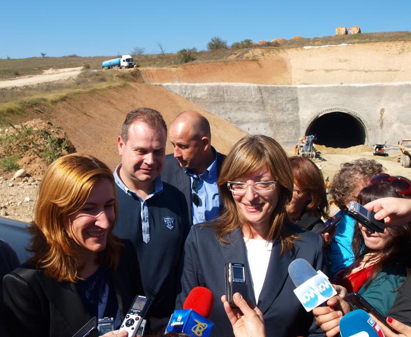  Екатерина Захариева: До петък, 3-ти октомври, строителят на Лот 4 на АМ „Струма“ да представи нов график за работа или на 15-ти  не му удължаваме срока на договора - 3