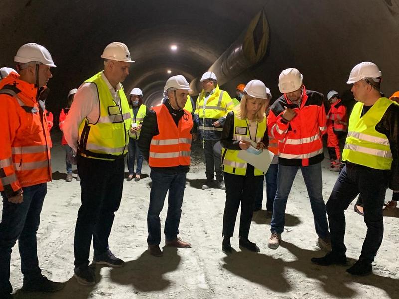 Министър Петя Аврамова инспектира изграждането на най-дългия пътен тунел в България (видео)