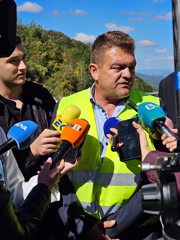 Гражданите, пътуващи по АМ „Хемус“ в района „Коренишки дол“, могат да бъдат напълно спокойни и сигурни за качеството на поставената мантинела - 2