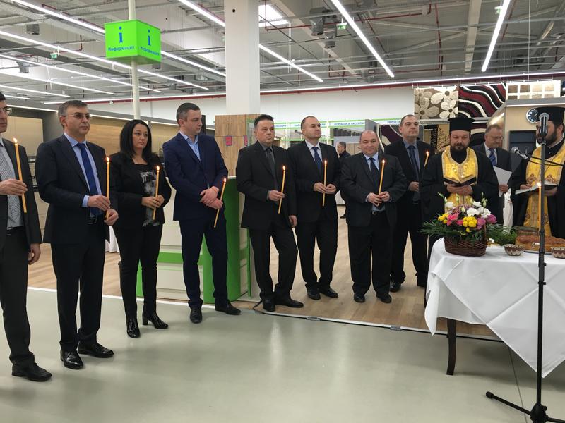  Министър Павлова присъства на откриването на търговски обект за строителни материали