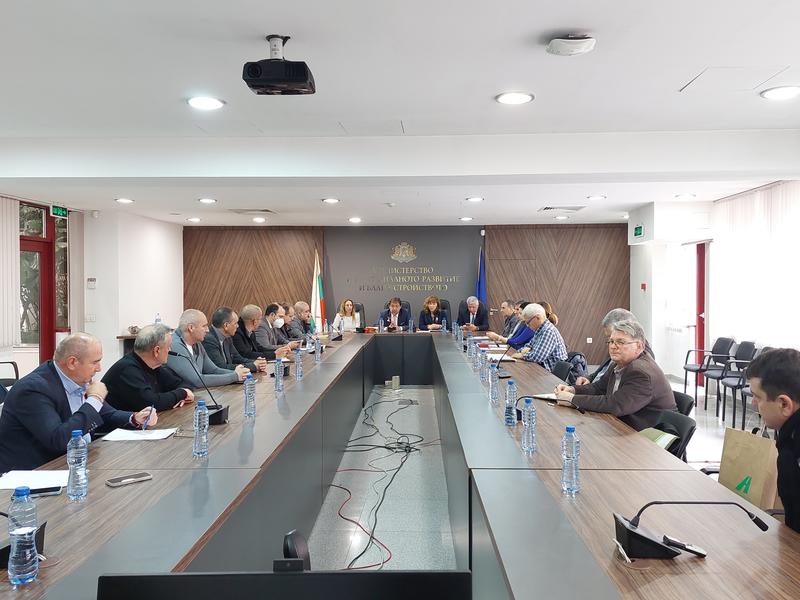 До края на следващата седмица браншовите организации трябва да дадат предложения за решаване на казуса с възложеното незаконно строителство