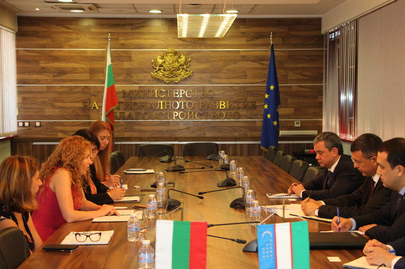Заместник-министър Деница Николова разговаря с вицепремиера на Република Узбекистан Нодир Отажонов