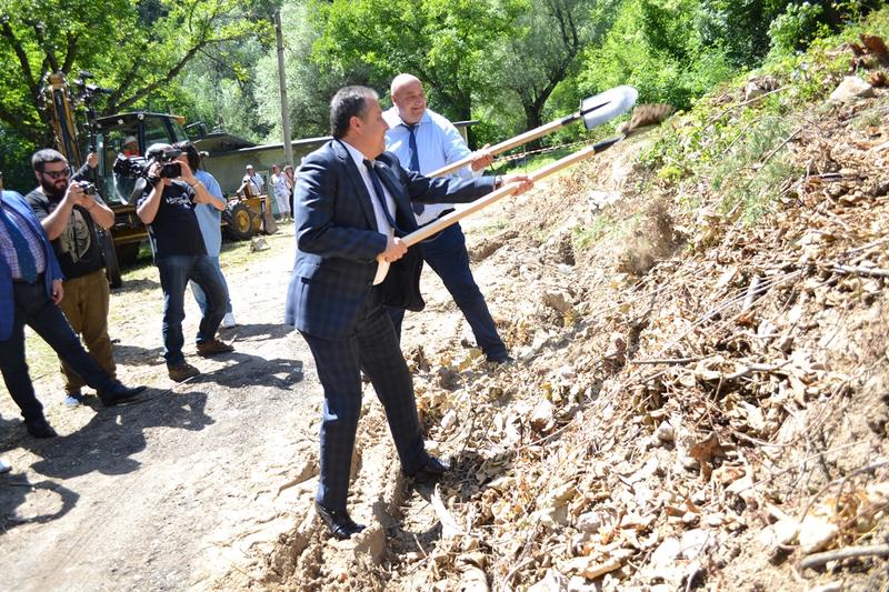 Зам.-министър Валентин Йовев и кметът на община Котел Коста Каранашев направиха първа копка за строежа на пречиствателна станция за питейни води - 3