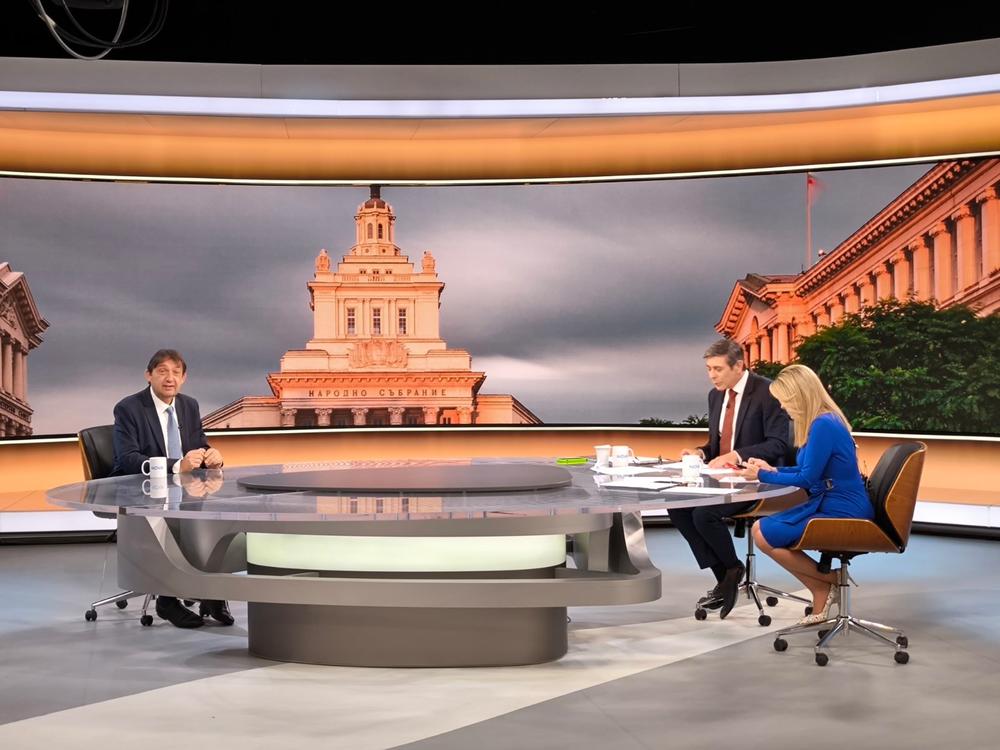 Министър Шишков: 200 млн. лв. повече са платени по договорите за мантинели, плащат се и 16 млн. лв. индексации...