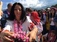  Министър Лиляна Павлова се включи в ритуала „розобер“ в розовите полетата край Казанлък 