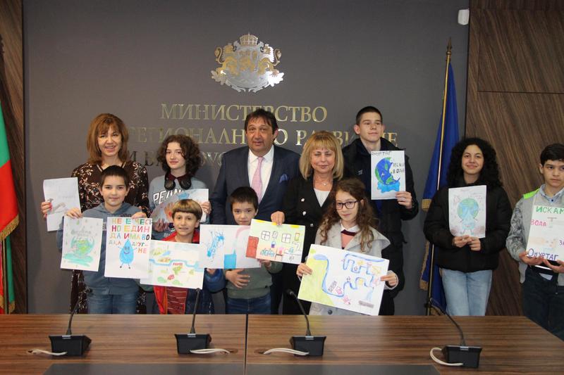 Деца от безводния Омуртаг подариха свои рисунки на министър Шишков - 6