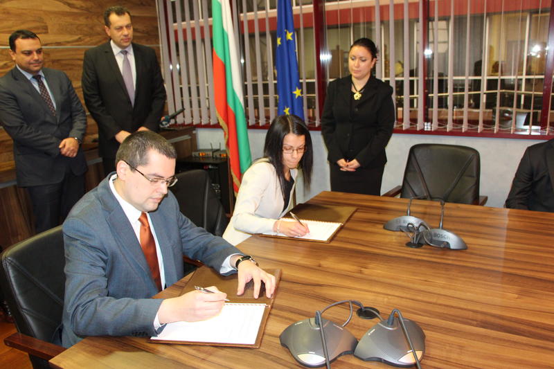 В присъствието на министрите Лиляна Павлова и Ивайло Московски бяха подписани договорите за строителство и надзор на Лот 3.1. на АМ „Струма“  - 4