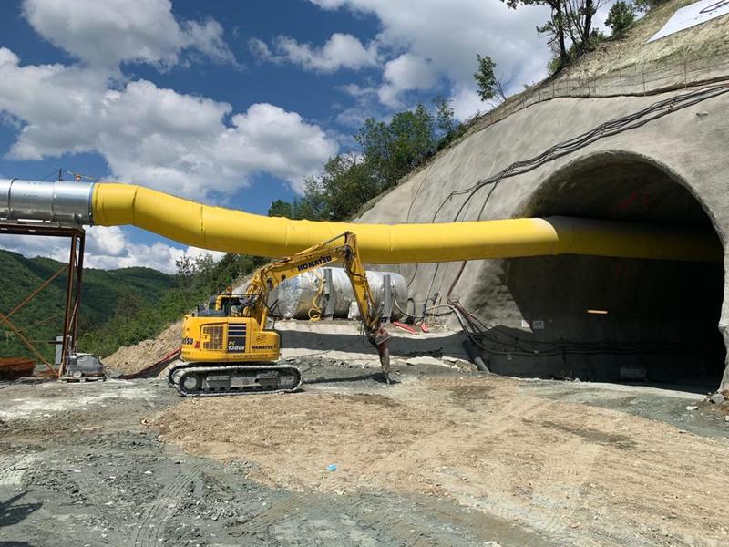 Министър Петя Аврамова инспектира изграждането на най-дългия пътен тунел в България (видео) - 5