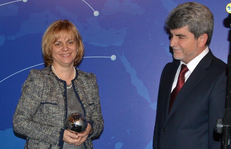  Министър Терзиева връчи награда на ректора на УАСГ за създаването на ГИС капацитет и кадри 