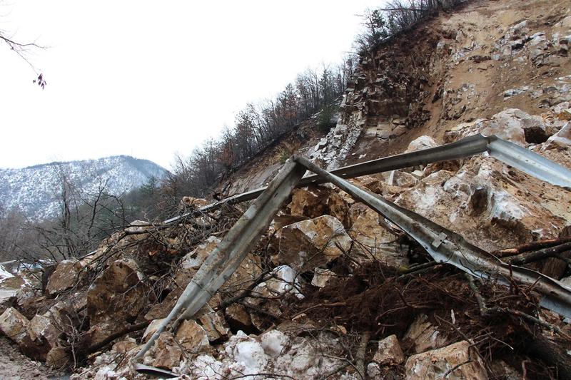  Министър Лиляна Павлова  пое лично координацията по разчистване на огромното свлачище, блокирало пътя Смолян- Асеновград - 4
