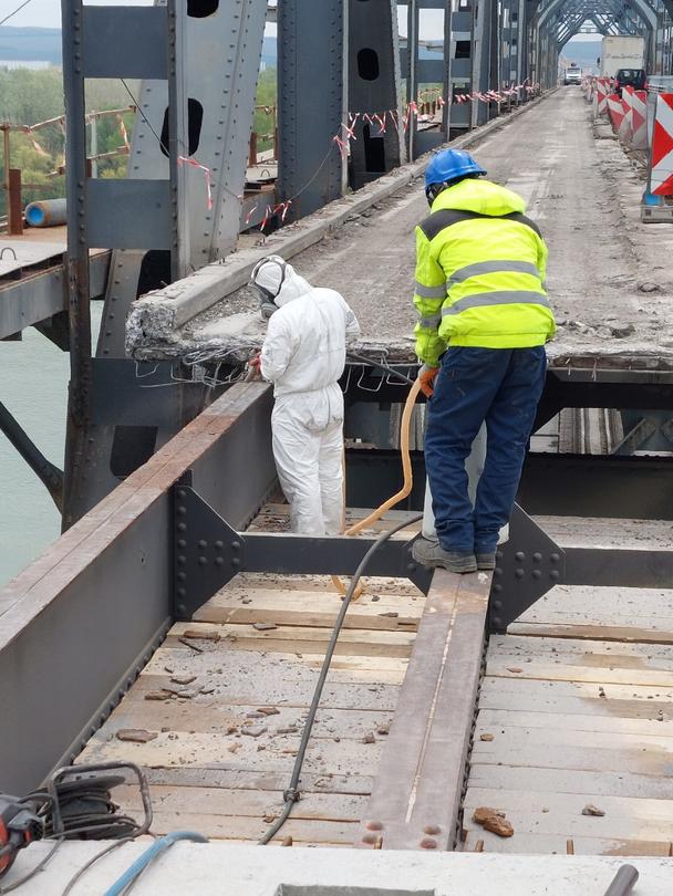 Министър Найденов провери напредъка в основния ремонт на Дунав мост при Русе - 8