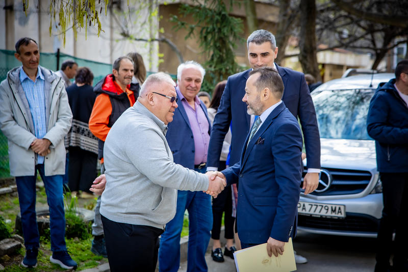 Министър Николай Найденов и кметът на Пазарджик Петър Куленски откриха първия саниран блок по Плана за възстановяване и устойчивост в града - 2