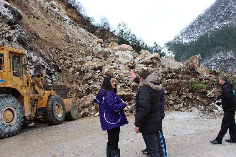  Министър Лиляна Павлова  пое лично координацията по разчистване на огромното свлачище, блокирало пътя Смолян- Асеновград - 18