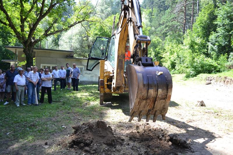 Зам.-министър Валентин Йовев и кметът на община Котел Коста Каранашев направиха първа копка за строежа на пречиствателна станция за питейни води - 4
