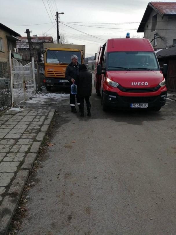 Раздаване на минерална вода на жителите на кв.