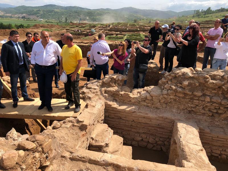 Министър-председателят Бойко Борисов разпореди спиране на строежа на автомагистрала „Струма” в района на разкопките на лот 3.1 до намиране на общоприет вариант на трасето