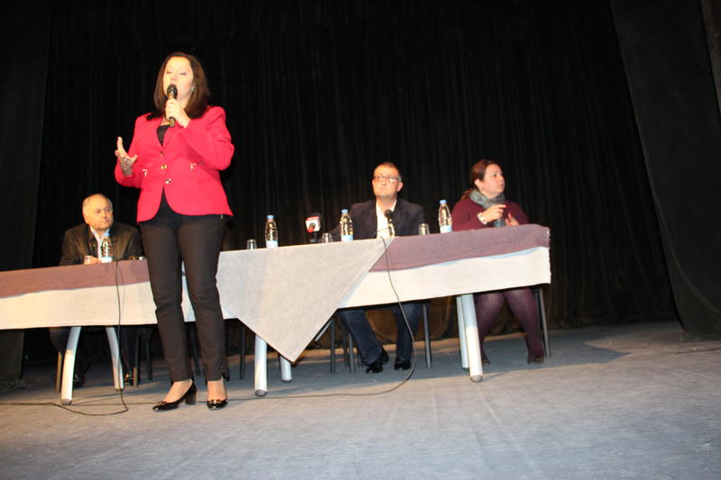 Министър Павлова: Остъклените балкони няма да бъдат премахвани при саниране