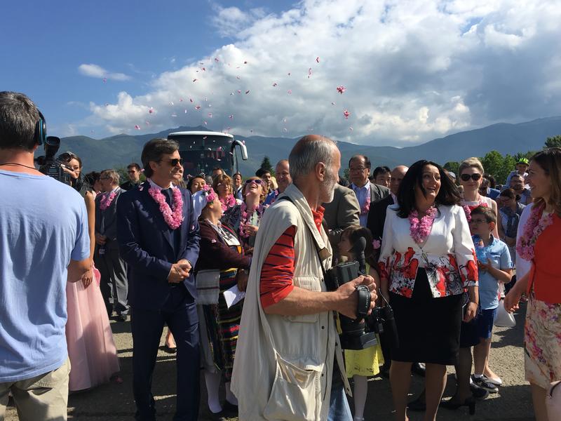  Министър Лиляна Павлова се включи в ритуала „розобер“ в розовите полетата край Казанлък  - 1