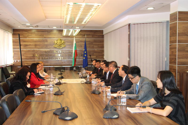 Министър Павлова: Със стратегическото си положение България е естествена част от инициативата на Китай „Един пояс, един път”