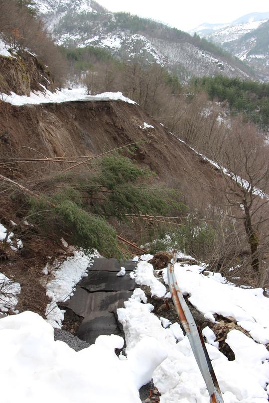 Министър Лиляна Павлова огледа свлачището на пътя за село Безводно - 2