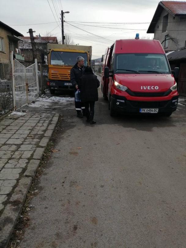 Раздаване на минерална вода на жителите на кв.