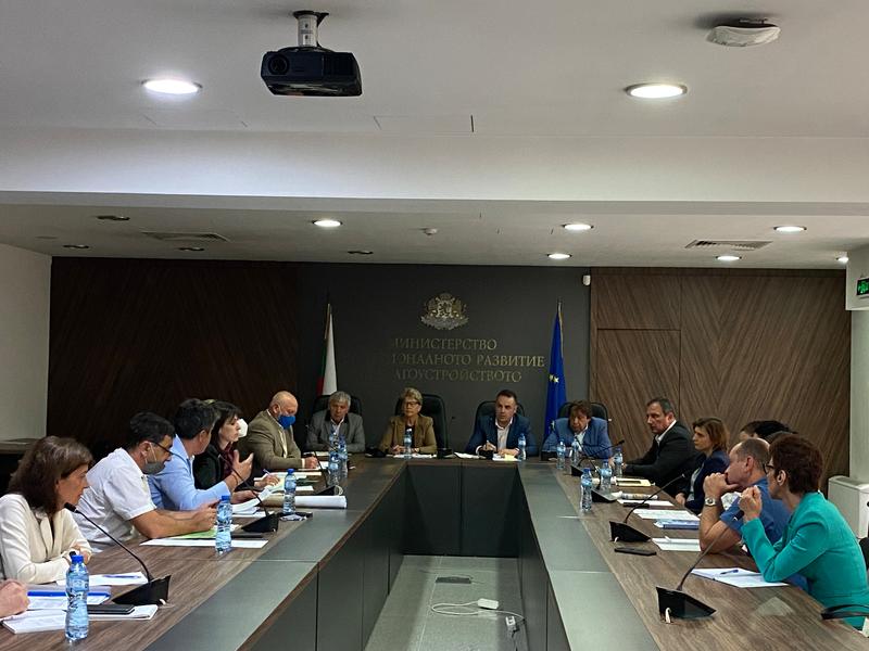 Министър Комитова: Полагаме всички усилия да решим натрупани с години проблеми в МРРБ