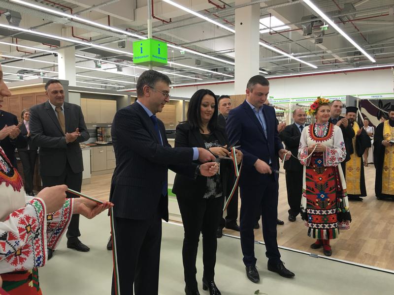  Министър Павлова присъства на откриването на търговски обект за строителни материали - 2
