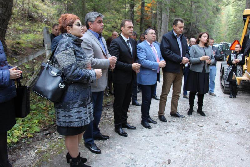 Заместник-министър Николай Нанков и кметът на Банско Георги Икономов направиха първа копка на нов довеждащ водопровод - 1
