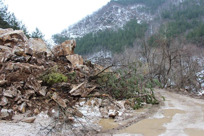  Министър Лиляна Павлова  пое лично координацията по разчистване на огромното свлачище, блокирало пътя Смолян- Асеновград - 16