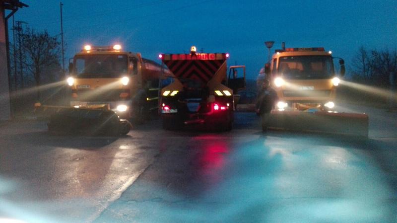 Около 230 машини обработват пътните настилки в районите със снеговалеж