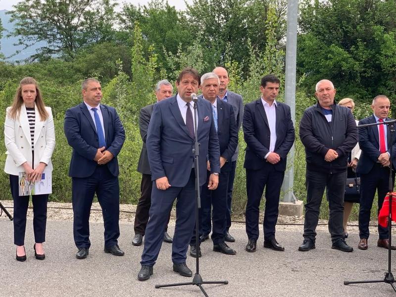 Министър Шишков: Доизграждането на пътен възел „Кресна“ не предопределя трасето на АМ „Струма“, но прави процеса по завършването ѝ необратим - 4